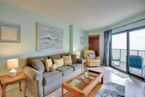 Ruang duduk di Ocean-View Condo with Balcony on Daytona Beach!