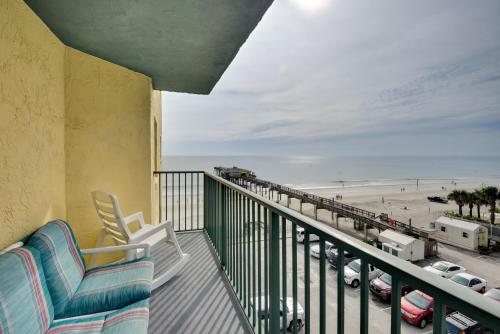 Balkoni atau teres di Ocean-View Condo with Balcony on Daytona Beach!