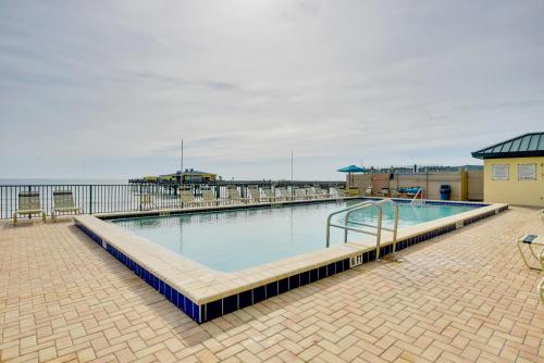 Kolam renang di atau dekat dengan Ocean-View Condo with Balcony on Daytona Beach!