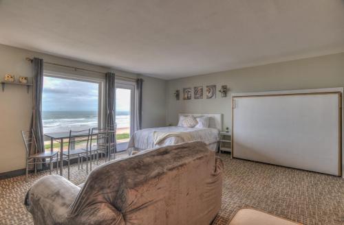 Ένα ή περισσότερα κρεβάτια σε δωμάτιο στο Ground Level Oceanfront Studio - Full Kitchen - Easy Beach Access - Pool & Hot Tub