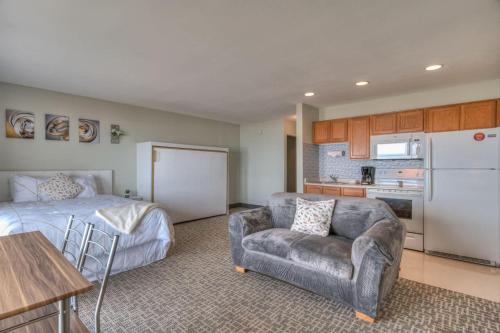 Η κουζίνα ή μικρή κουζίνα στο Ground Level Oceanfront Studio - Full Kitchen - Easy Beach Access - Pool & Hot Tub