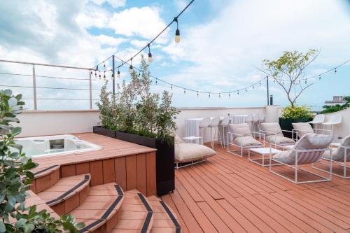 a rooftop deck with chairs and a hot tub at Hotel Bardot Boutique in Panama City