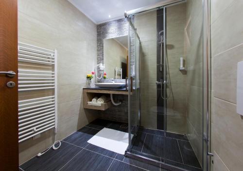 W łazience znajduje się prysznic i umywalka. w obiekcie Motel Kolo w mieście Buna