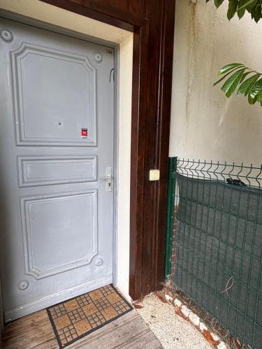 Photo de la galerie de l'établissement Appartement calme bord forêt, à Saint-Jean-dʼIllac