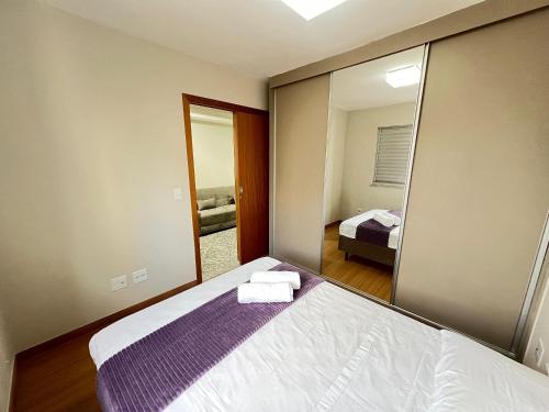 Ένα ή περισσότερα κρεβάτια σε δωμάτιο στο LK Santa Efigênia 3