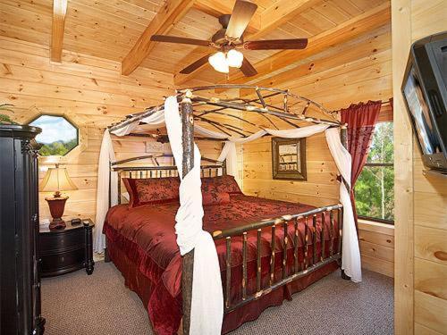 ein Schlafzimmer mit einem Bett in einem Blockhaus in der Unterkunft Diamond Mine Holiday home in Gatlinburg