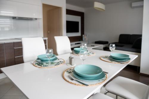 White City Apartman- with free garage