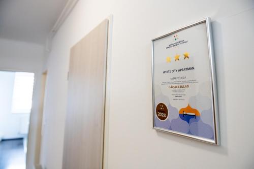 Sijil, anugerah, tanda atau dokumen lain yang dipamerkan di White City Apartman