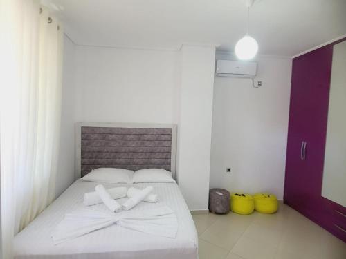 Ένα ή περισσότερα κρεβάτια σε δωμάτιο στο Vila Goxhaj
