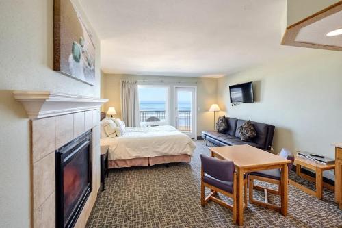 Televisyen dan/atau pusat hiburan di Oceanfront Studio With Full Kitchen - Beach Access - Pool & Hot Tub
