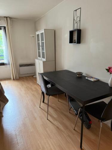 - un salon avec une table noire dans l'établissement Appartement spacieux proche place République et Bastille, à Paris