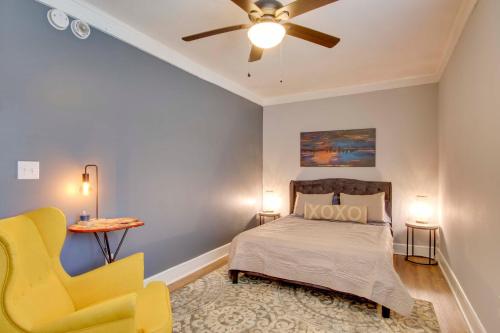 Ένα ή περισσότερα κρεβάτια σε δωμάτιο στο Greenwood Apt 2 Mi to Self Regional Med Center!