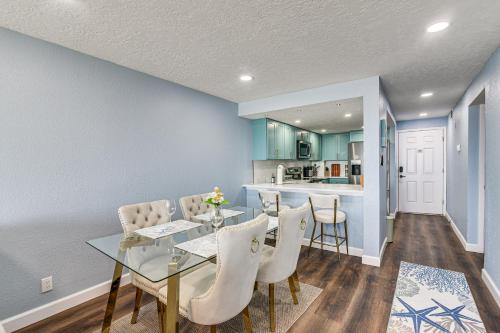 Η κουζίνα ή μικρή κουζίνα στο Beachside Galveston Condo with Pool Near Cruise Port