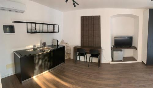 a kitchen with a sink and a table with chairs at Milo's Villa in Dhërmi