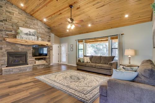 ショー・ローにあるModern Show Low Home with BBQ and Fire Pit!のソファと暖炉のあるリビングルーム