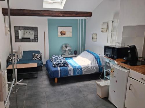 Cette petite chambre comprend un lit et une cuisine. dans l'établissement STUDIO COSY climatisé 5 mn de la gare, à Sète