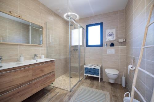 a bathroom with a shower and a toilet and a sink at Villa vacances Bassin d'Arcachon in Gujan-Mestras