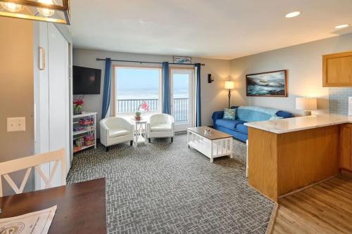 Televisyen dan/atau pusat hiburan di Oceanfront Suite - Sleeps Six - Pool & Hot Tub