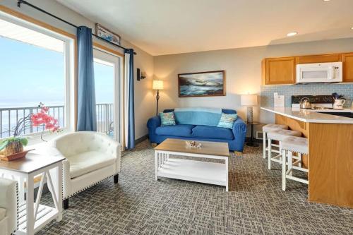Dapur atau dapur kecil di Oceanfront Suite - Sleeps Six - Pool & Hot Tub