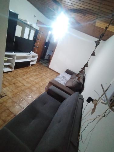 Vistas a una sala de estar con 2 sofás en Hospedaje Cuaro, en Rivera