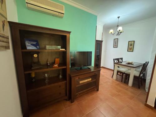 salon z telewizorem i stołem w obiekcie Chipiona Apartamento Bajo Centro Parking Incluido WiFi GRATIS w mieście Chipiona