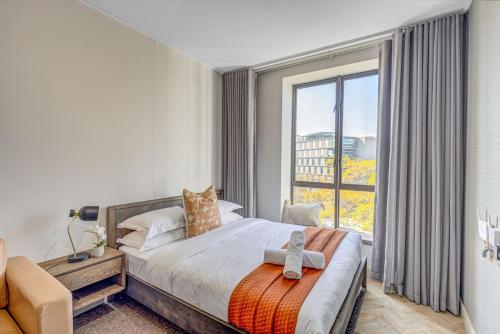 Ένα ή περισσότερα κρεβάτια σε δωμάτιο στο One Rosebank- Urban Canopy