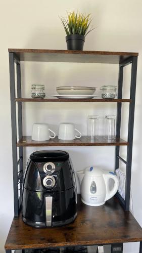 Příslušenství pro přípravu čaje a kávy v ubytování Modern studio en-suite