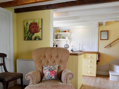 Ruang duduk di Brook Cottage