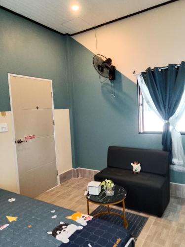 a room with a couch and a table and a window at บ้านพักริมน้ำหนองคาย in Ban Na Kai