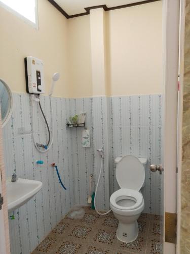 a bathroom with a shower and a toilet and a sink at บ้านพักริมน้ำหนองคาย in Ban Na Kai