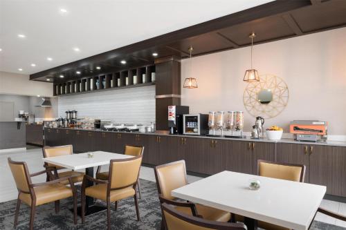 Příslušenství pro přípravu čaje a kávy v ubytování Best Western Premier Executive Residency Medicine Hat