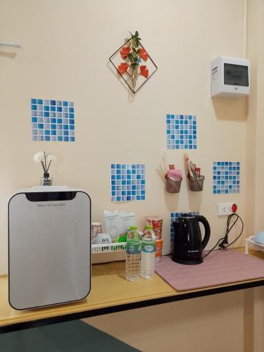 a counter with blue tiles on the wall at บ้านพักริมน้ำหนองคาย in Ban Na Kai