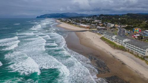 an aerial view of a beach and the ocean at Oceanfront Suite - Sleeps 6 - Beach Access & Full Kitchen in Lincoln City