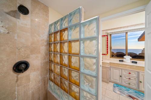 un bagno con doccia con porta in vetro di Princesa 3BR 2BA OV Penthouse- 502D a Campo del Medio