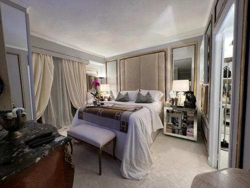 蒙特卡罗Luxury Studio in Monte Carlo的带一张大床和一把椅子的卧室