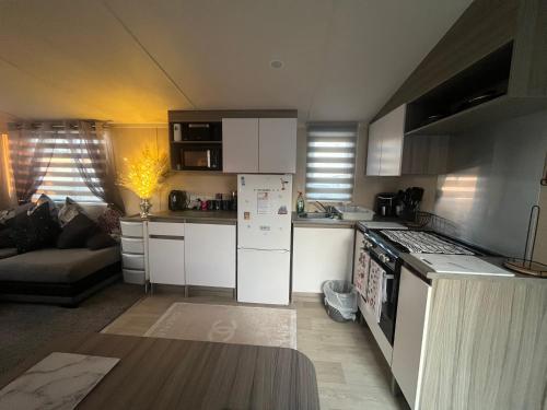 Η κουζίνα ή μικρή κουζίνα στο the heaths caravan hire Craig Tara