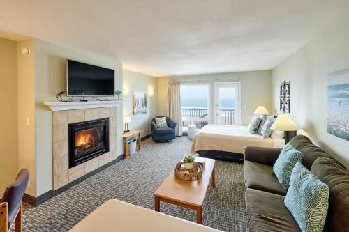 Posezení v ubytování Fireplace Suite With King Bed Full Kitchen Ocean Views - Heated Indoor Pool and Hot Tub