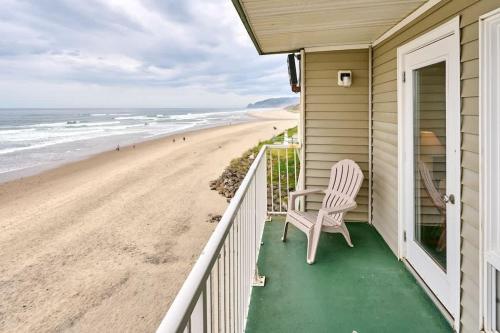 une terrasse couverte d'une maison avec une chaise et la plage dans l'établissement Oceanfront Fireplace Suite - Full Kitchen - Pool & Hot Tub, à Lincoln City