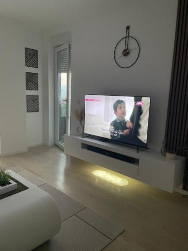 TV a/nebo společenská místnost v ubytování Udoban kutak 2
