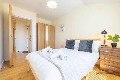 Ένα ή περισσότερα κρεβάτια σε δωμάτιο στο Belfast Quarters Stormont Escape