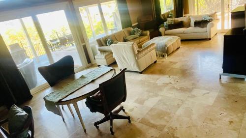 Posezení v ubytování Private Entry 550sqft Studio GuestHouse ADU Big Estate View Deck Pool Gated 2Acre Oasis Female Share Indoor Outdoor Men Share Outdoor ONLY