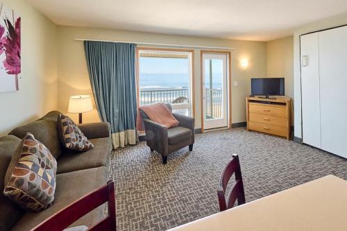 Μια τηλεόραση ή/και κέντρο ψυχαγωγίας στο Oceanfront King Suite With Full Kitchen Beach Access Pool & Hot Tub