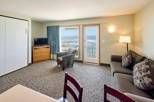 Μια τηλεόραση ή/και κέντρο ψυχαγωγίας στο Oceanfront Family Suite With Full Kitchen Beach Access Pool & Hot Tub