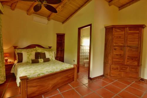 Katil atau katil-katil dalam bilik di Pie In The Sky 2 Luxury Home With Amazing Views!