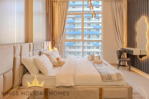 Postel nebo postele na pokoji v ubytování Royal Suites Dunya Tower Burj Khalifa ST