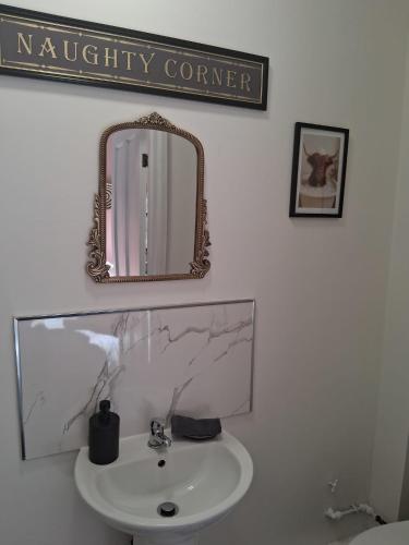 Crown House Studio Apartment photo 15