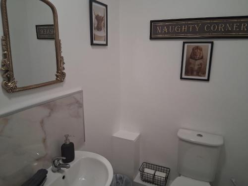 Crown House Studio Apartment photo 23