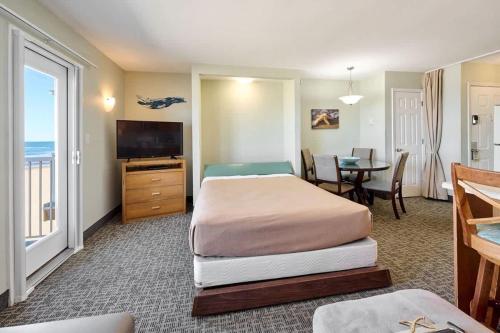Katil atau katil-katil dalam bilik di King Suite - Oceanfront Balcony & Central Location - Pool & Hot Tub