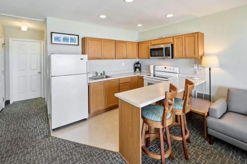 Dapur atau dapur kecil di King Suite - Oceanfront Balcony & Central Location - Pool & Hot Tub