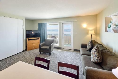 a living room with a couch and a chair at Oceanfront Family Suite - Full Kitchen - Easy Beach Access in Lincoln City